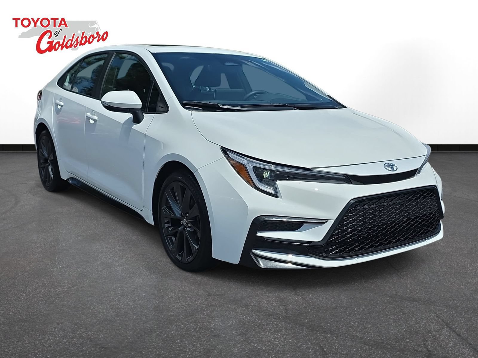 Used 2025 Toyota Corolla XSE FWD image 3