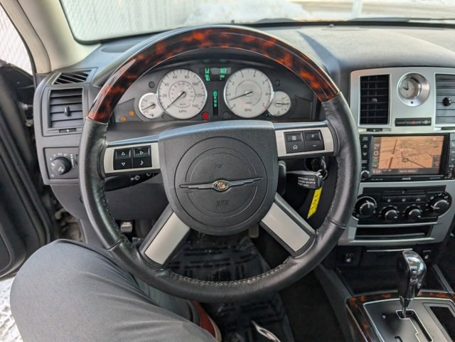 Used 2010 Chrysler 300 Limited image 10