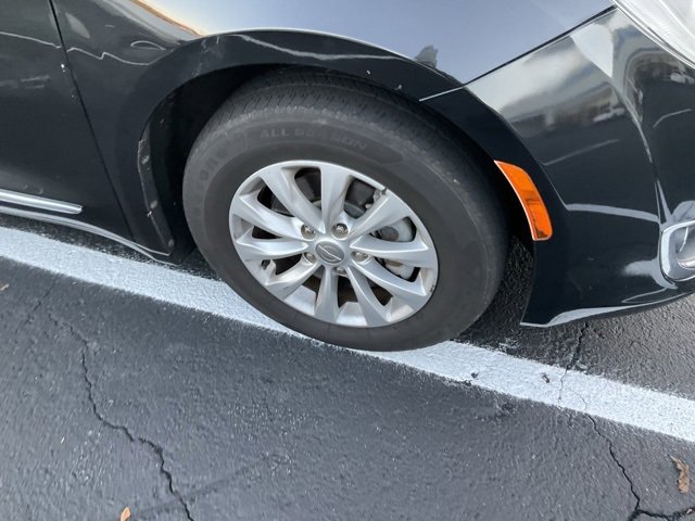 Used 2017 Chrysler Pacifica Touring-L image 3