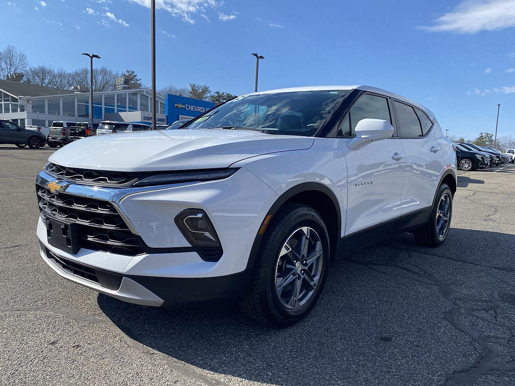 Used 2025 Chevrolet Blazer LT AWD/4WD image 2
