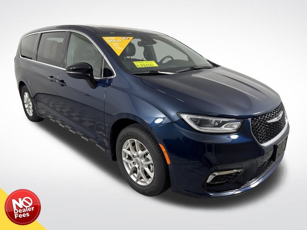 Used 2025 Chrysler Pacifica Select image 1