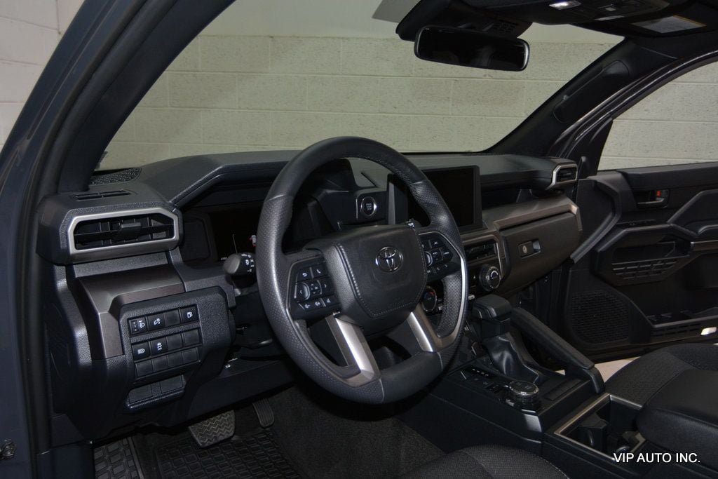 Used 2025 Toyota 4Runner SR5 AWD/4WD image 15
