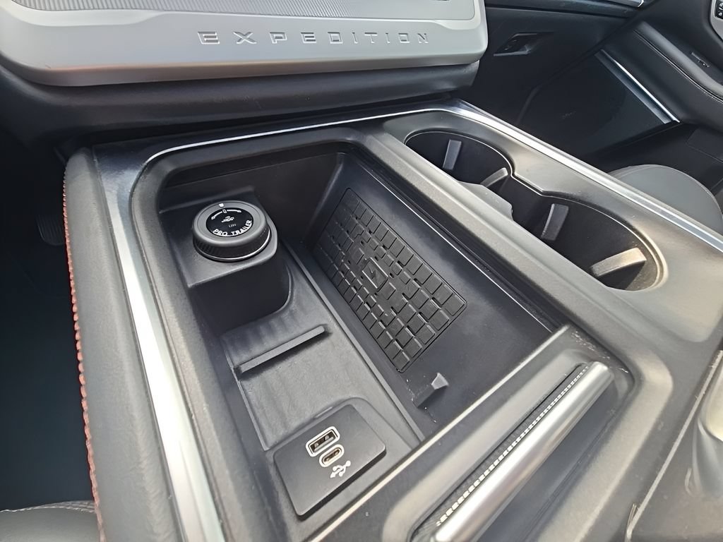 Used 2025 Ford Expedition Active AWD/4WD image 44