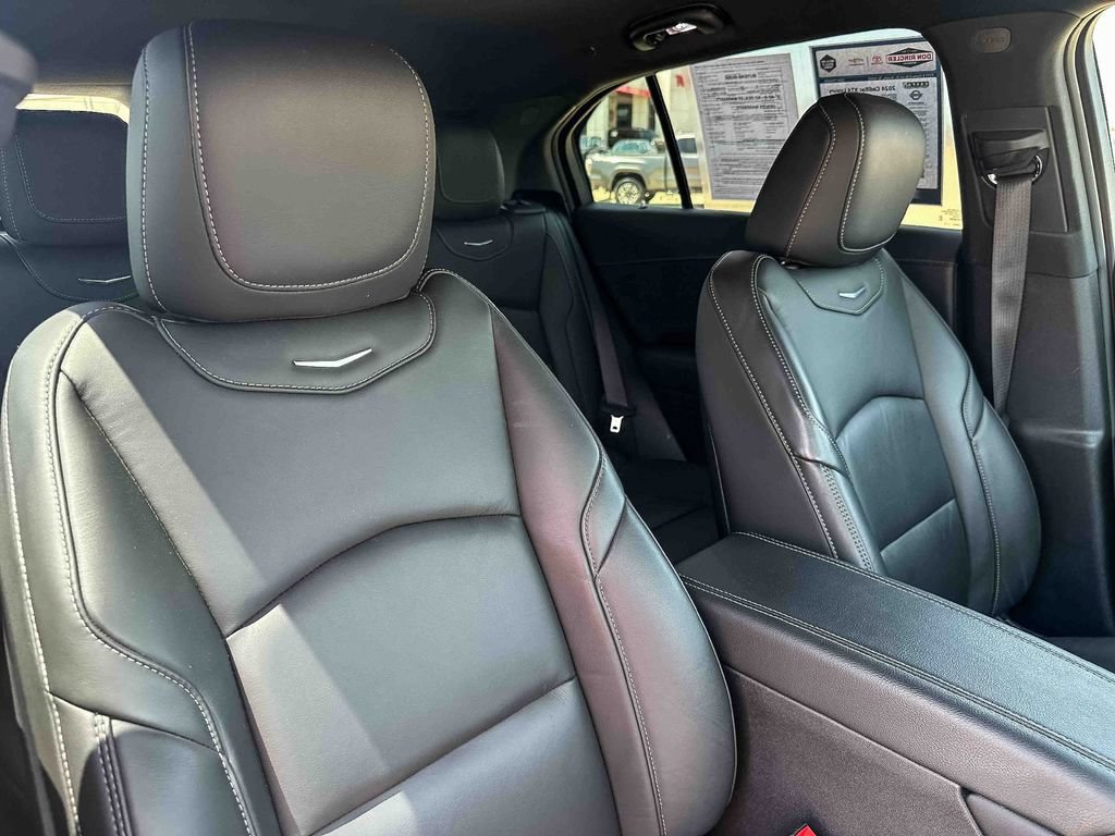 Used 2024 Cadillac XT4 Luxury w/ Cold Weather Package FWD image 23