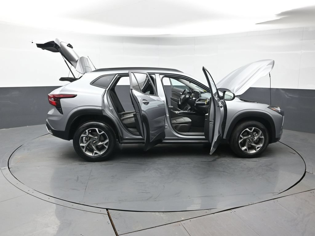 Used 2025 Chevrolet Trax LT FWD image 44