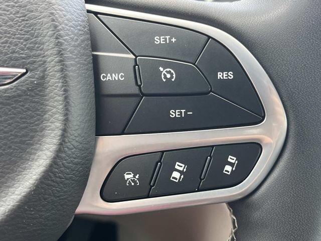 Used 2024 Chrysler Pacifica Touring-L FWD image 32