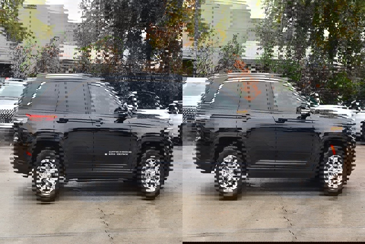 Used 2023 Jeep Grand Cherokee Limited w/ Luxury Tech Group II image 6