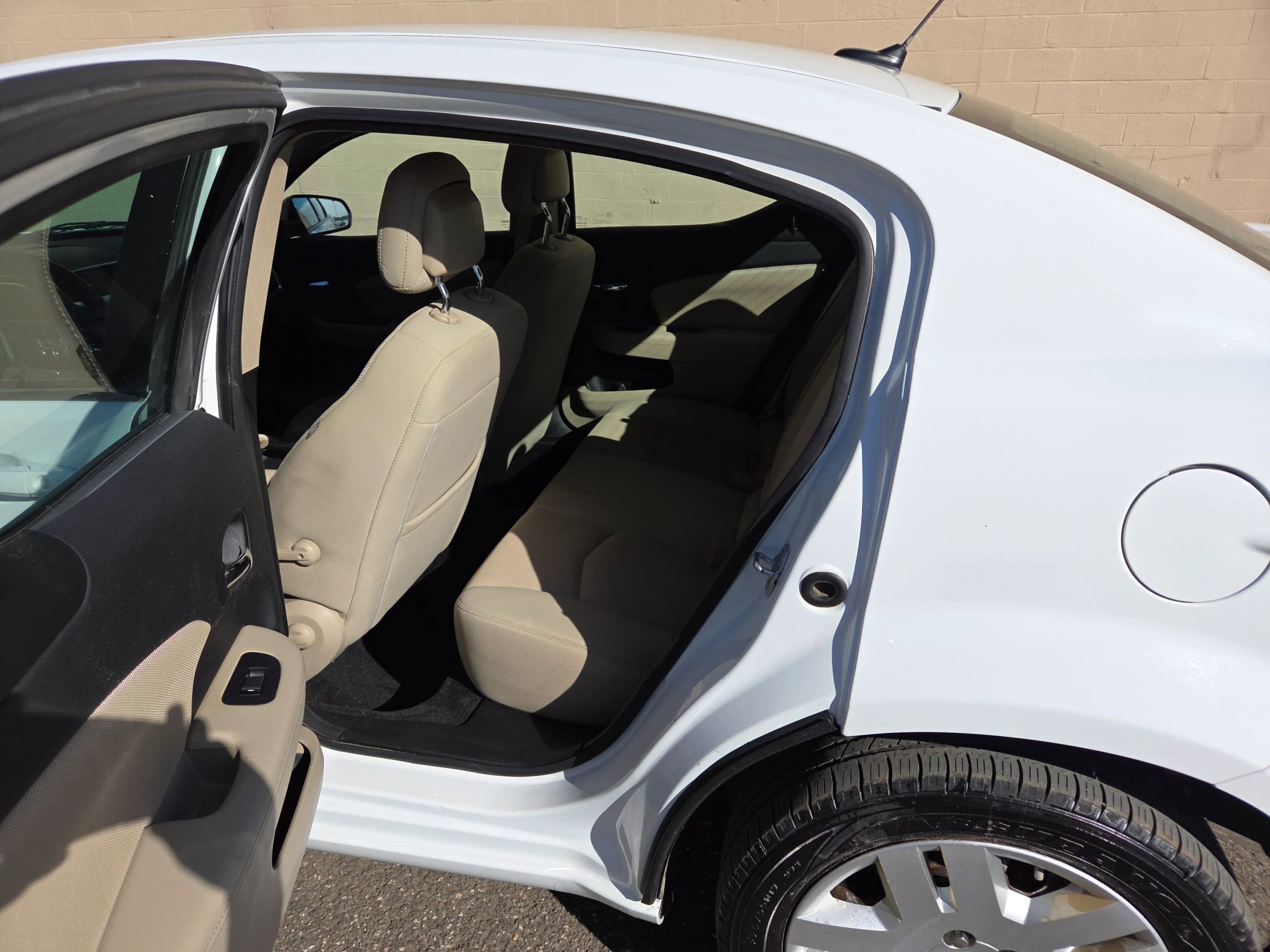 Used 2013 Dodge Avenger SE image 7