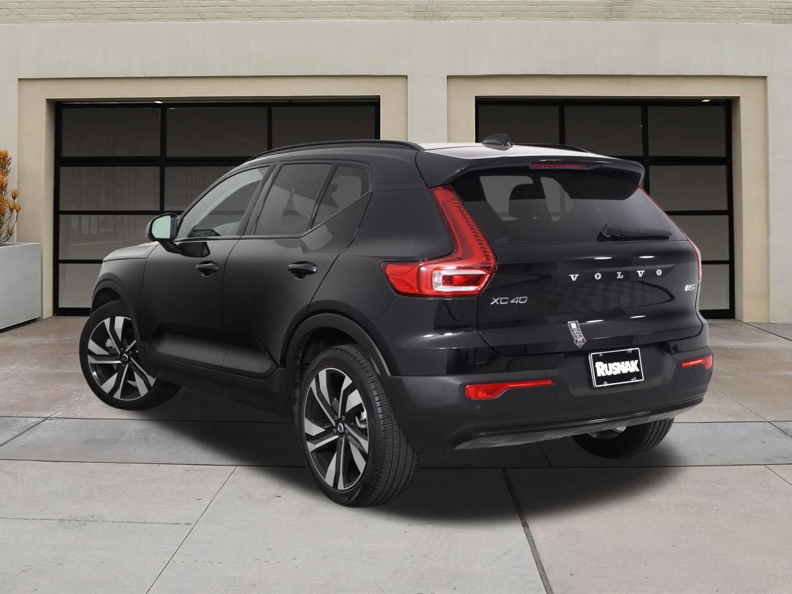 Certified 2025 Volvo XC40 B5 Plus AWD/4WD image 2