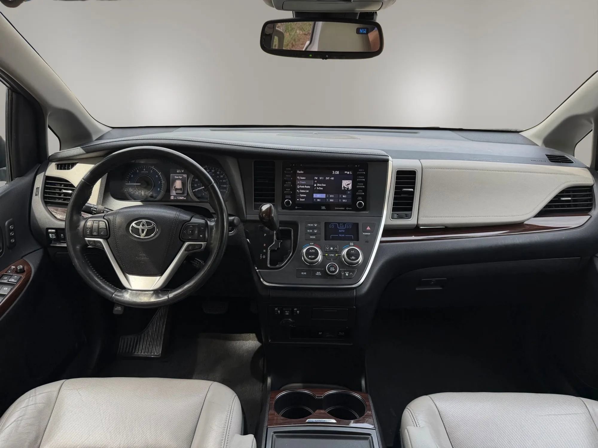 Used 2018 Toyota Sienna Limited Premium image 22