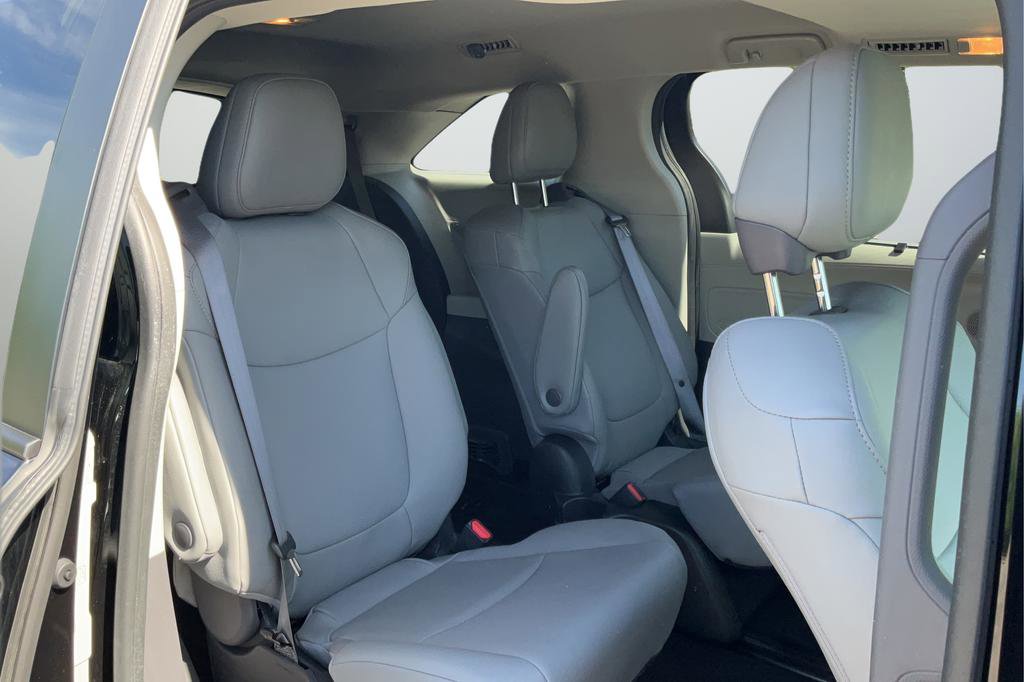 Used 2022 Toyota Sienna XLE FWD image 21