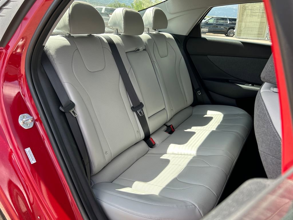 Used 2022 Hyundai Elantra Limited w/ Preferred Accessory Package FWD image 21