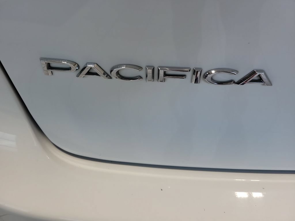 Used 2023 Chrysler Pacifica Touring-L FWD image 12