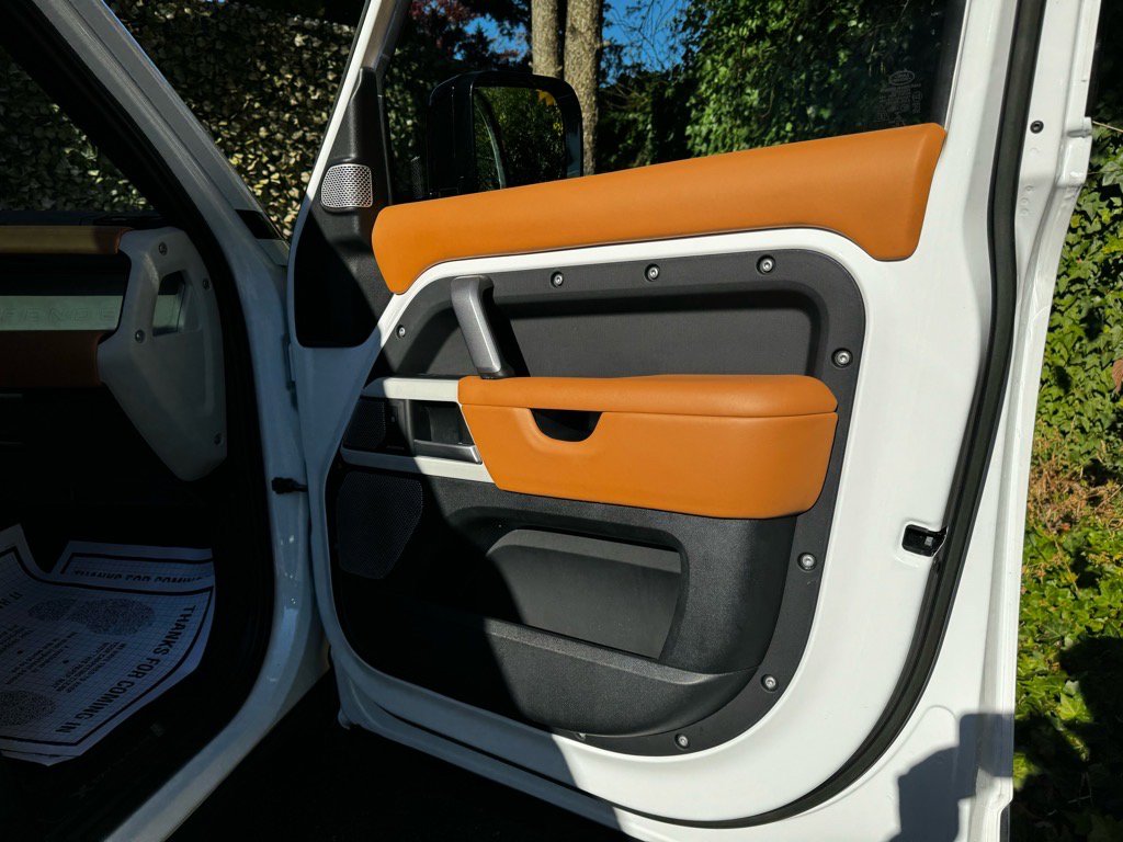 Used 2023 Land Rover Defender 130 X-Dynamic SE image 25