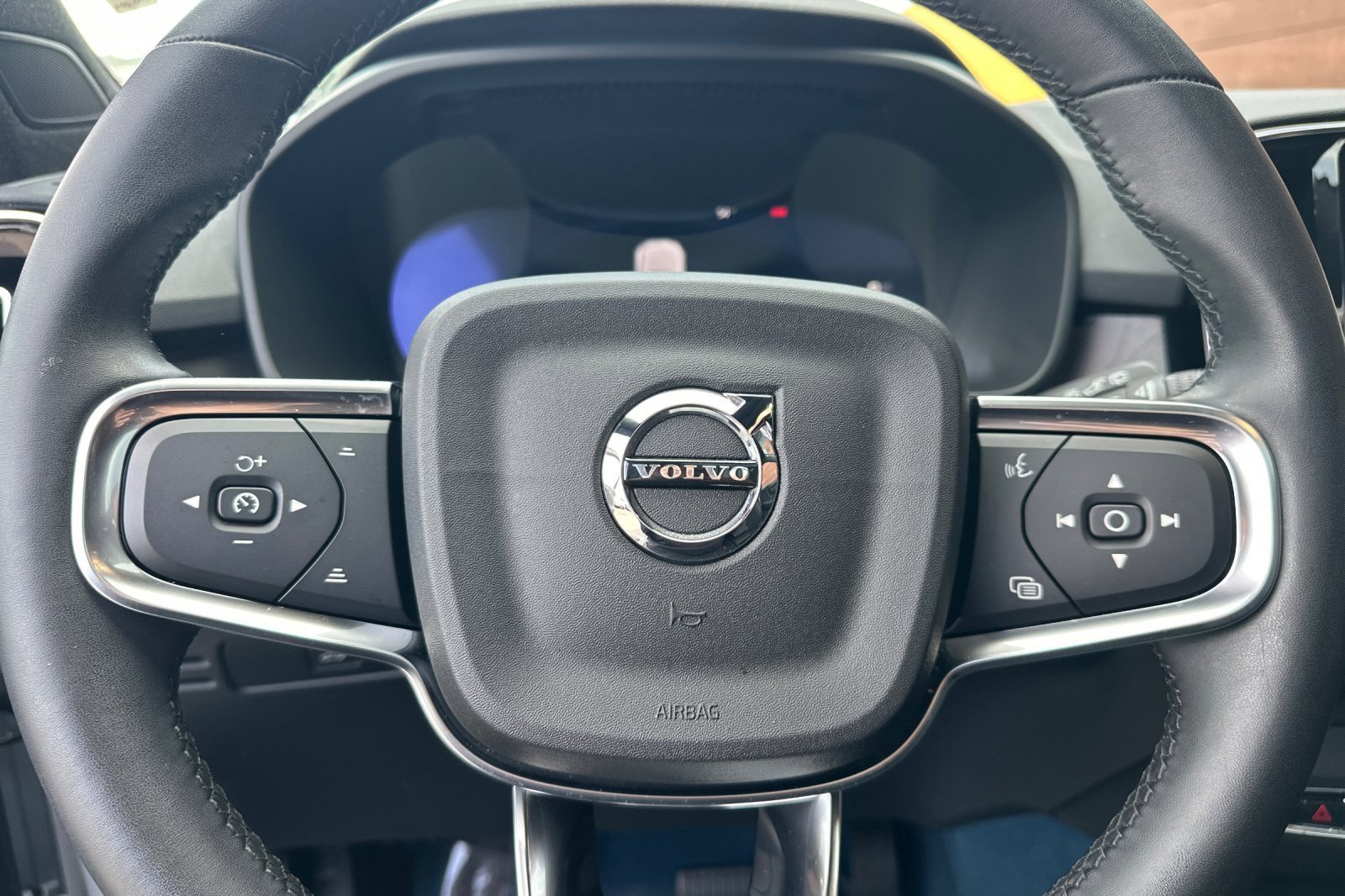 Used 2025 Volvo EX40 Ultra w/ Protection Package Premier image 26