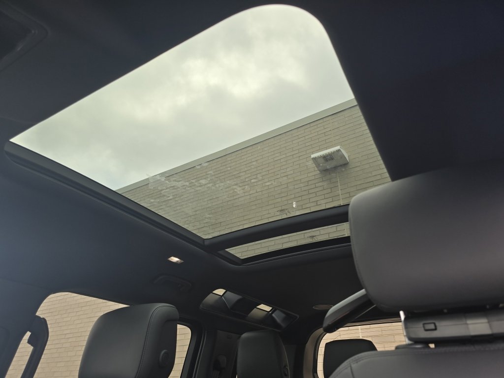 New 2025 Land Rover Defender 110 X-Dynamic SE image 4