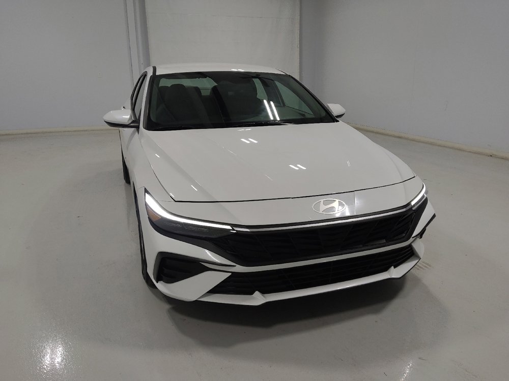 Used 2025 Hyundai Elantra SE FWD image 14