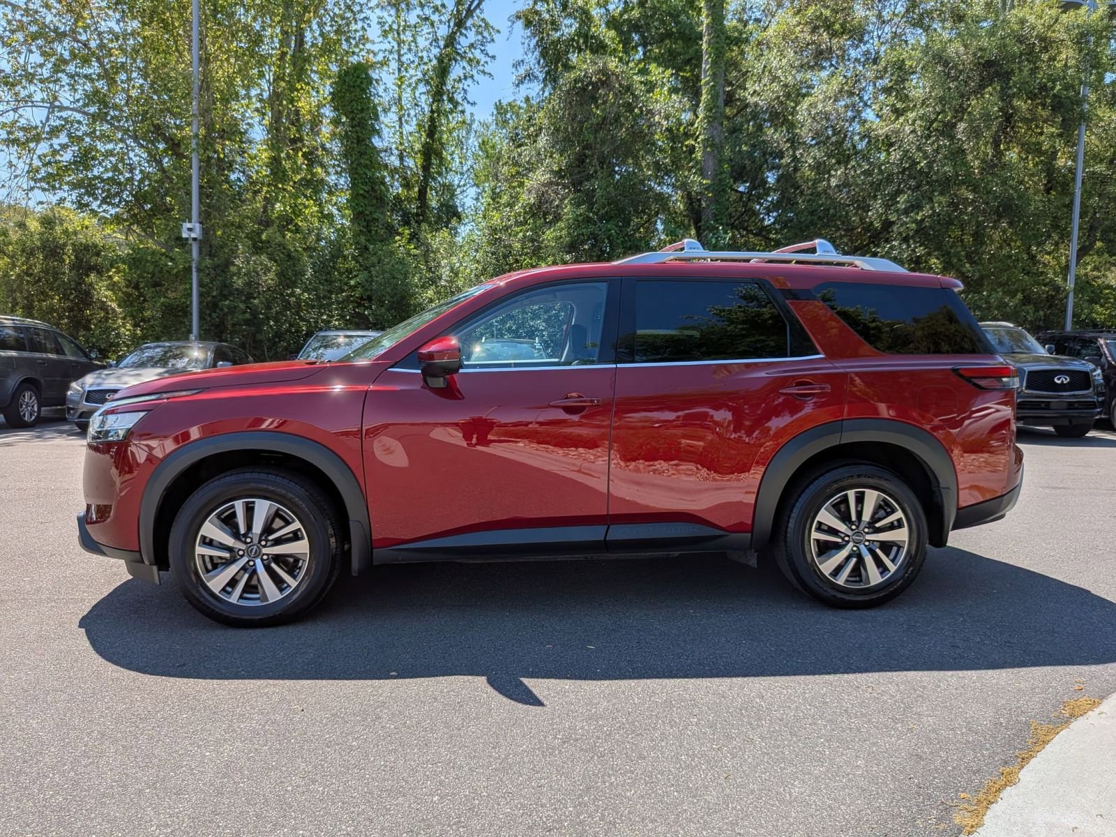 Used 2023 Nissan Pathfinder SL AWD/4WD image 6