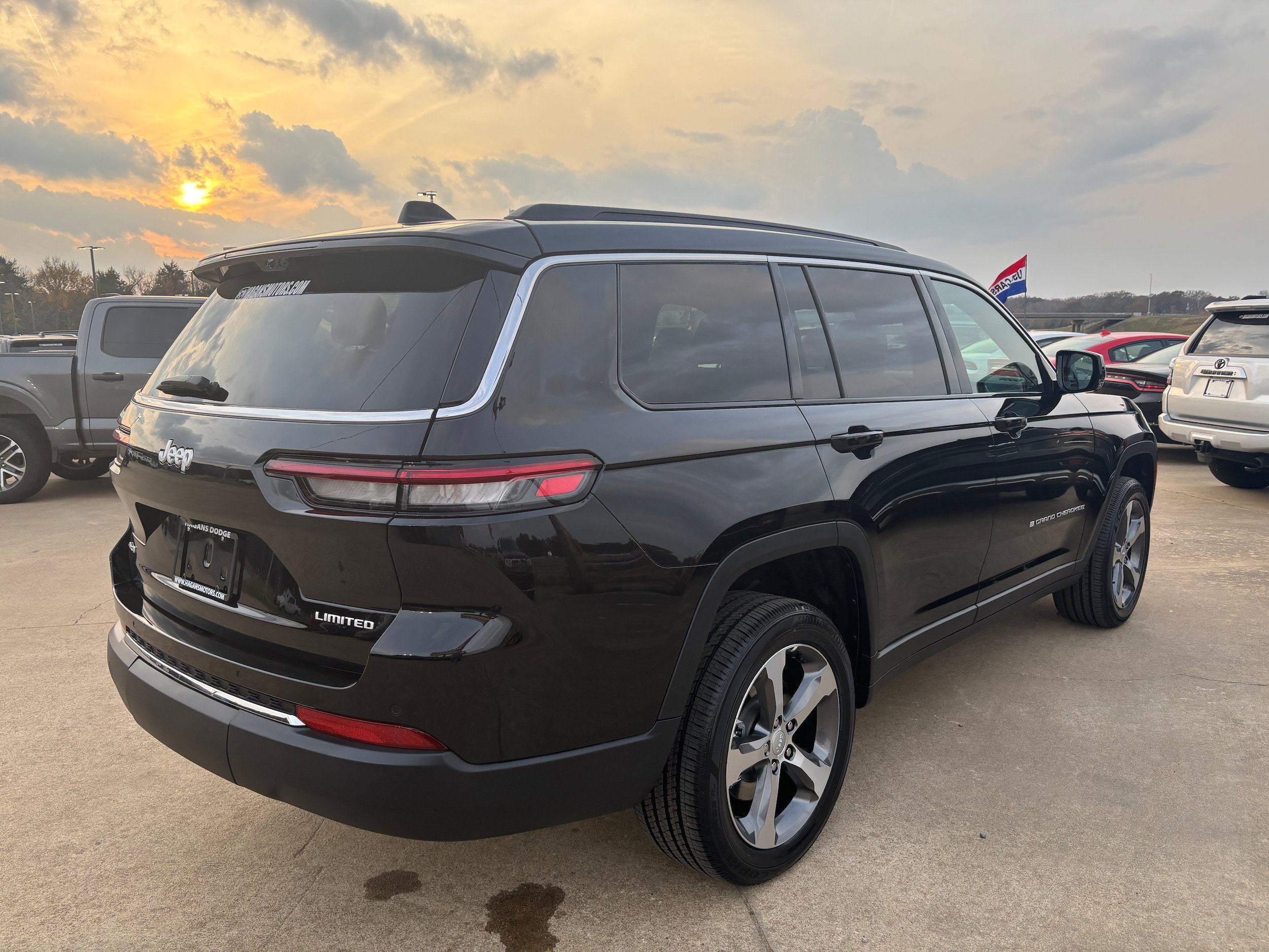 New 2025 Jeep Grand Cherokee L Limited w/ Luxury Tech Group II AWD/4WD image 4