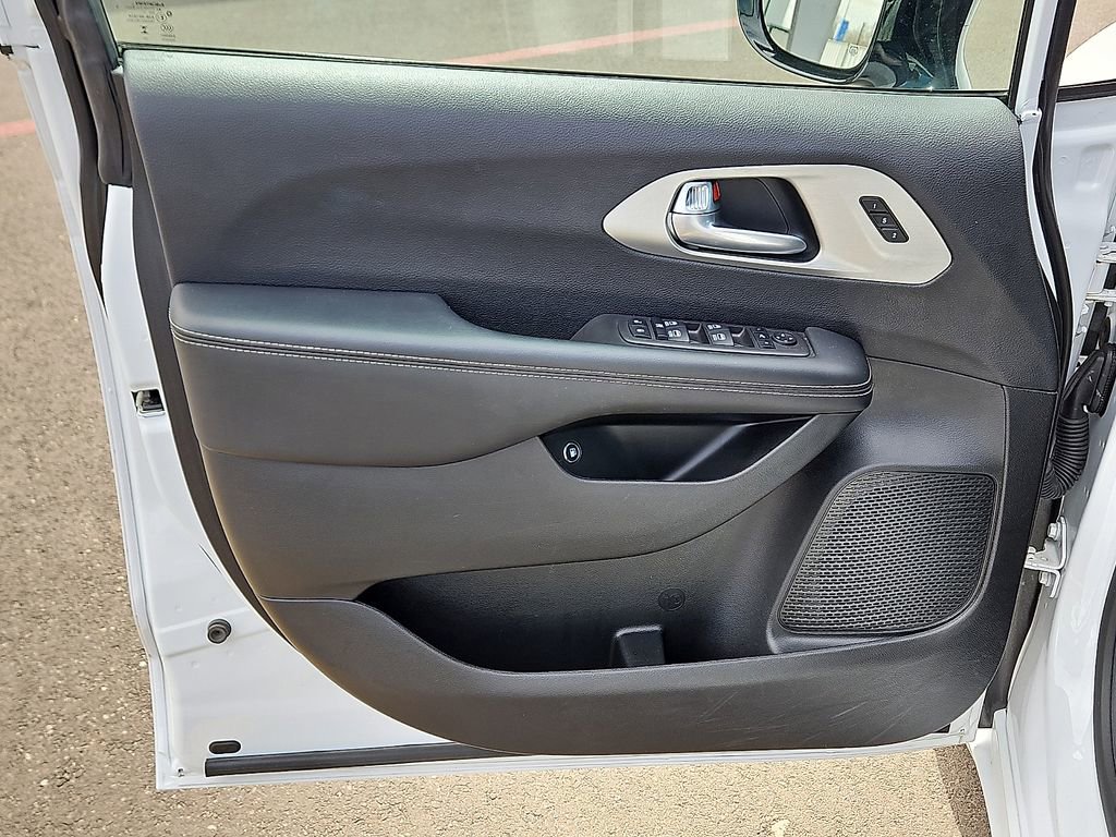 Used 2024 Chrysler Pacifica Premium image 14