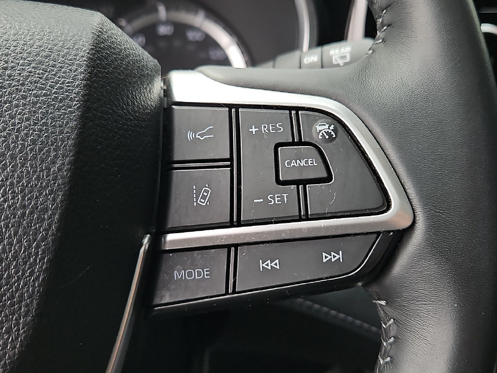 Used 2023 Toyota Highlander XSE AWD/4WD image 25