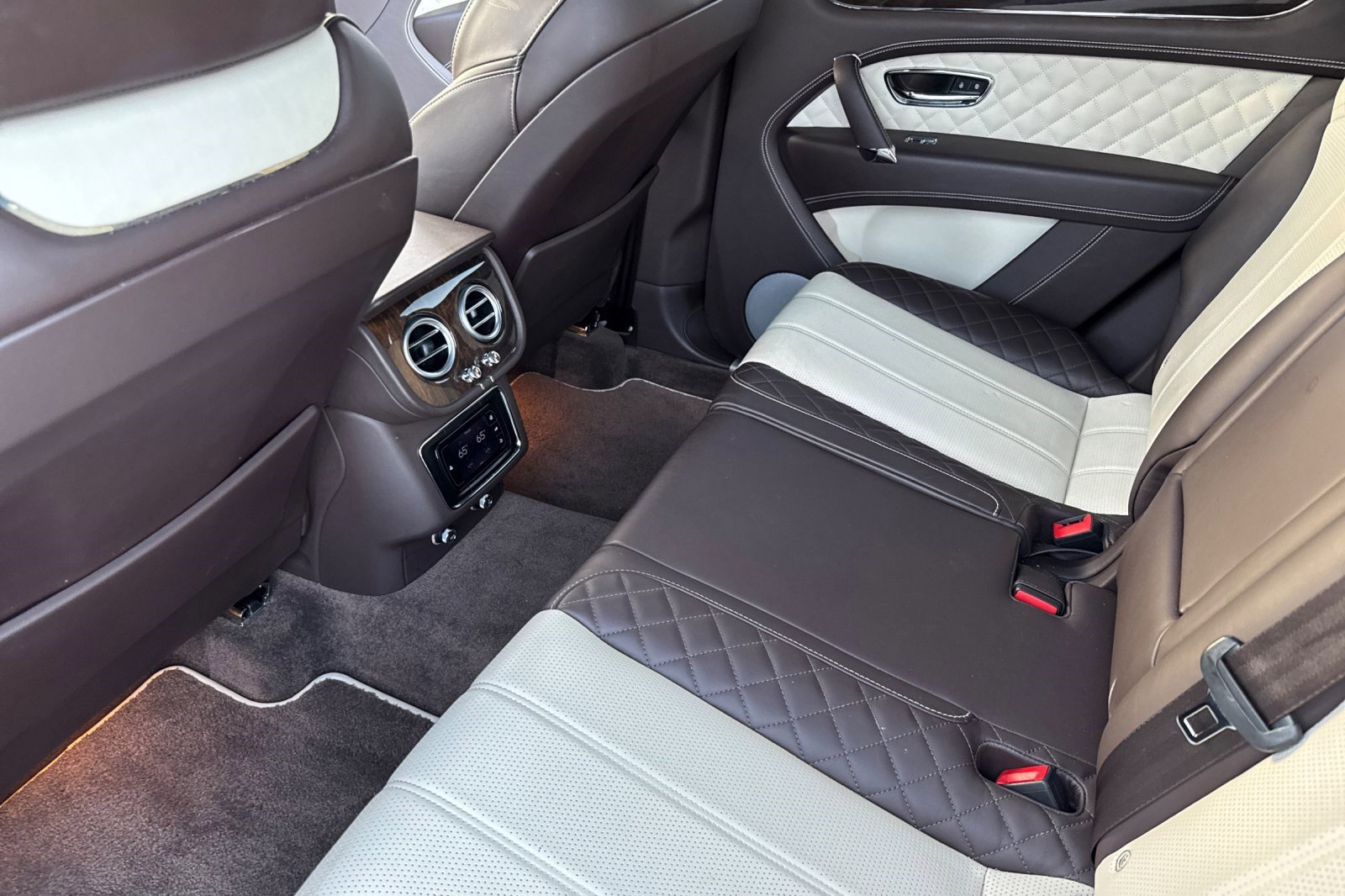 Used 2018 Bentley Bentayga image 28