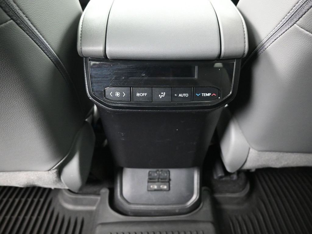 Used 2023 Toyota Highlander XLE image 31