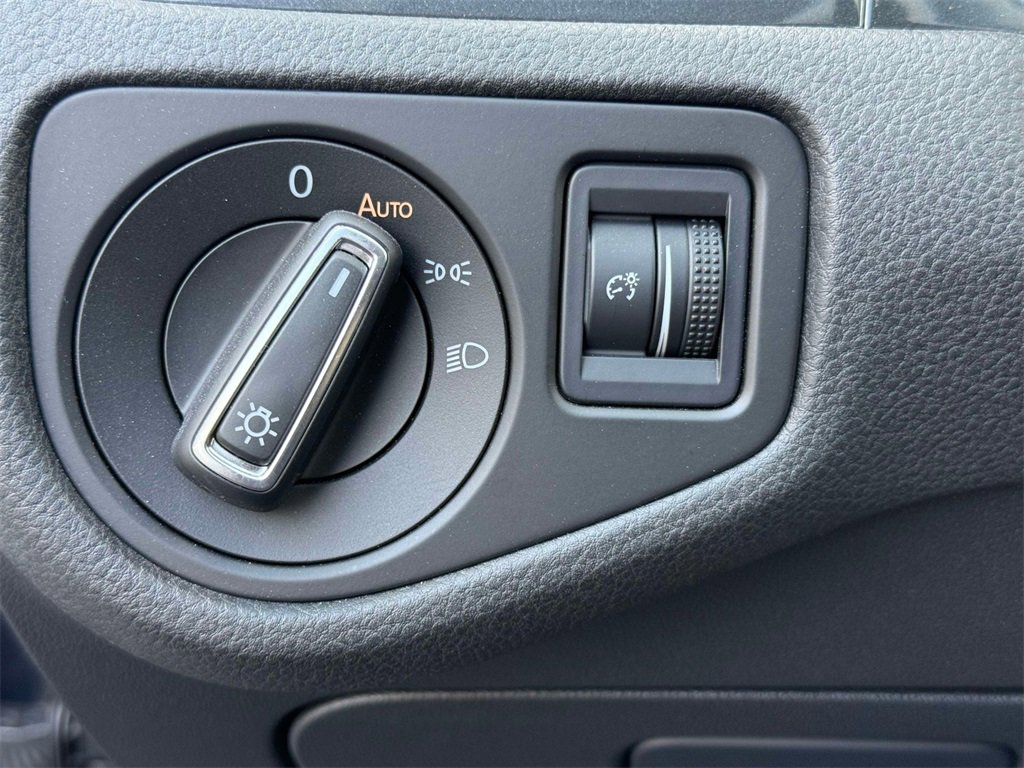 Used 2019 Volkswagen e-Golf SE w/ Driver Assistance Package image 28