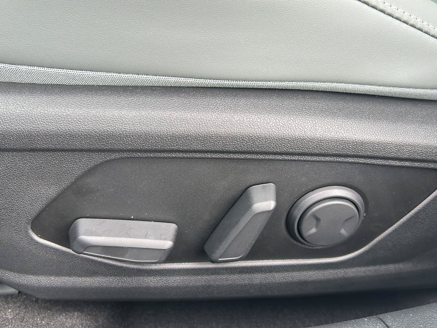 Certified 2025 Hyundai Elantra Limited FWD image 15