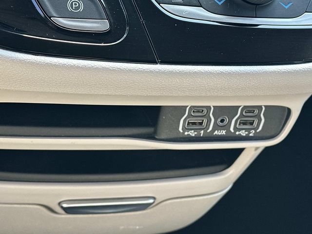 Used 2024 Chrysler Pacifica Touring-L FWD image 27