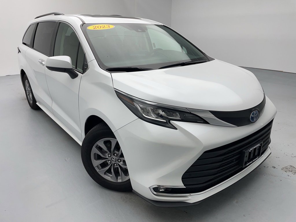 Used 2023 Toyota Sienna XLE image 3