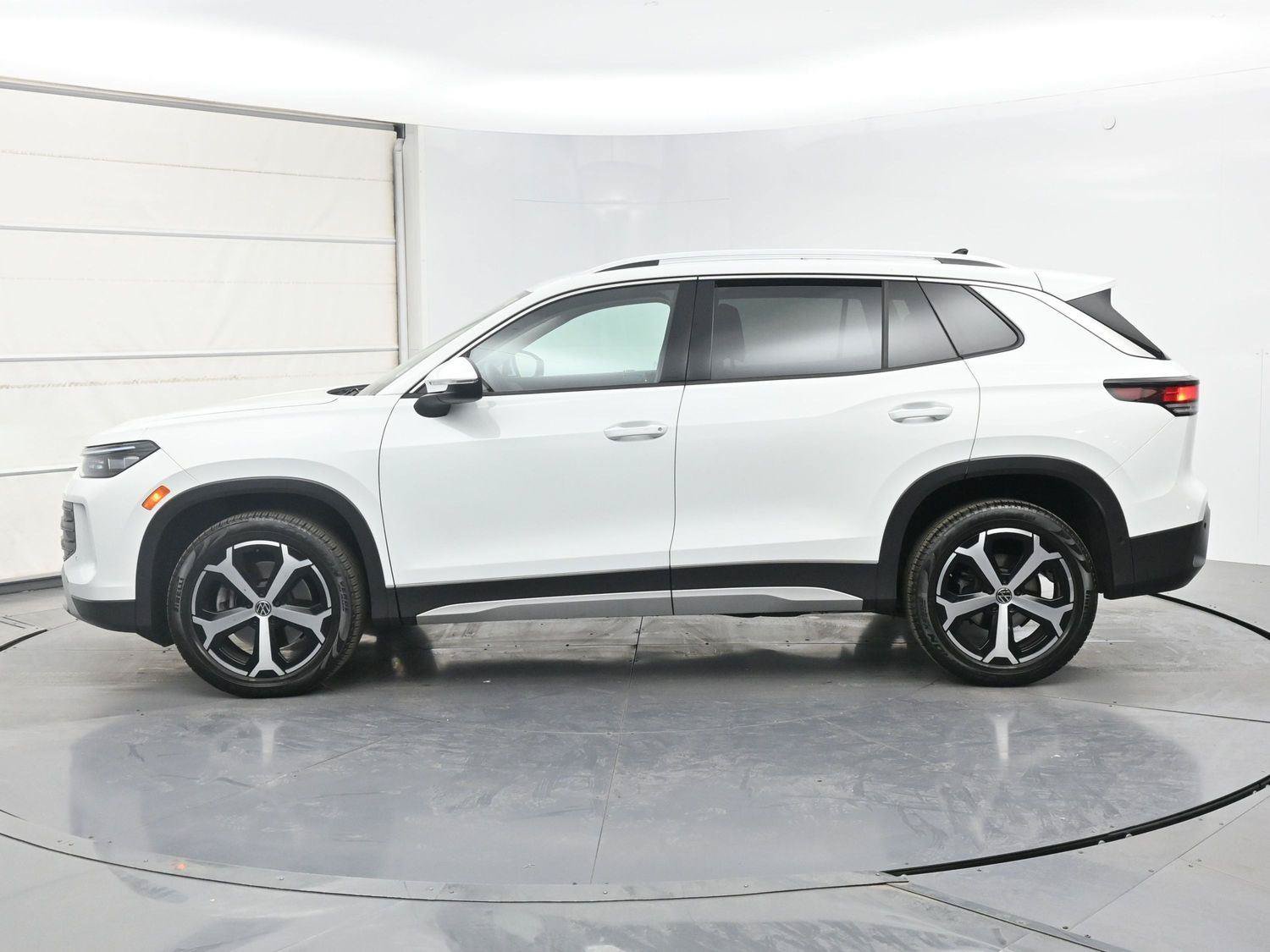 Used 2025 Volkswagen Tiguan SE AWD/4WD image 22