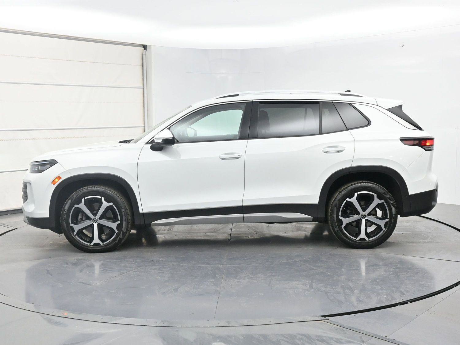 Used 2025 Volkswagen Tiguan SE AWD/4WD image 22