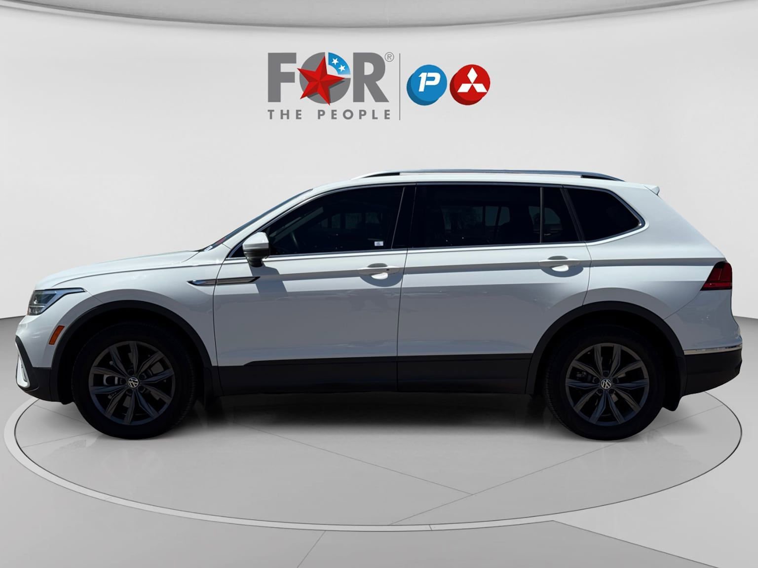 Used 2024 Volkswagen Tiguan SE w/ Panoramic Sunroof Package FWD image 23
