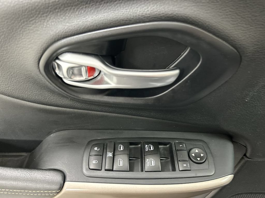 Used 2017 Jeep Cherokee Limited AWD/4WD image 11
