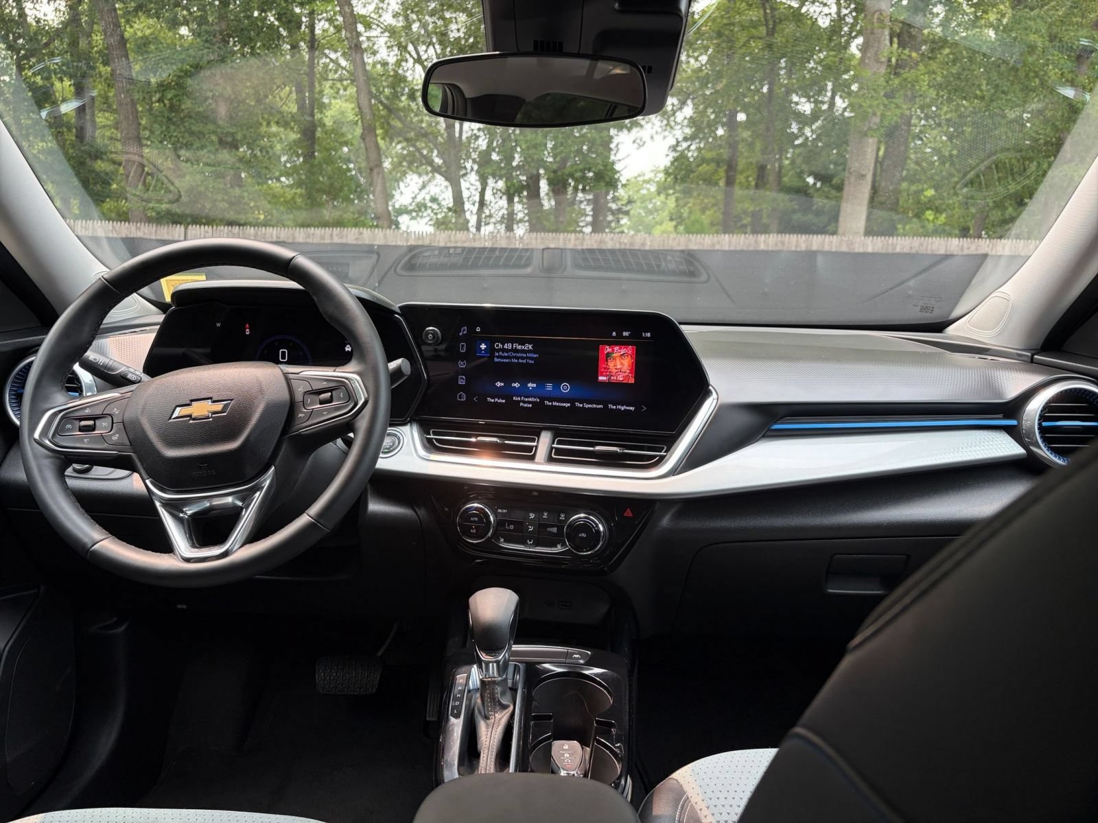 Used 2025 Chevrolet Trax LT w/ LT Convenience Package FWD image 32