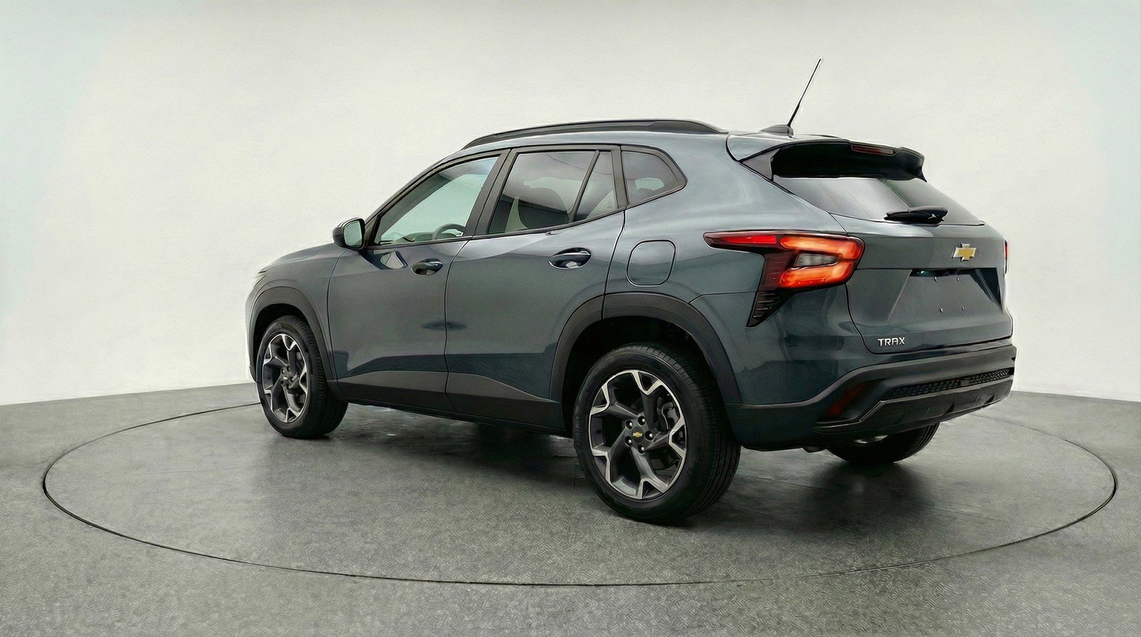 Used 2025 Chevrolet Trax LT FWD image 6