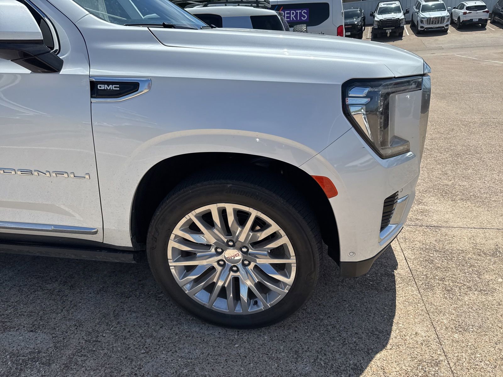 Used 2024 GMC Yukon XL Denali w/ Denali Reserve Package AWD/4WD image 4