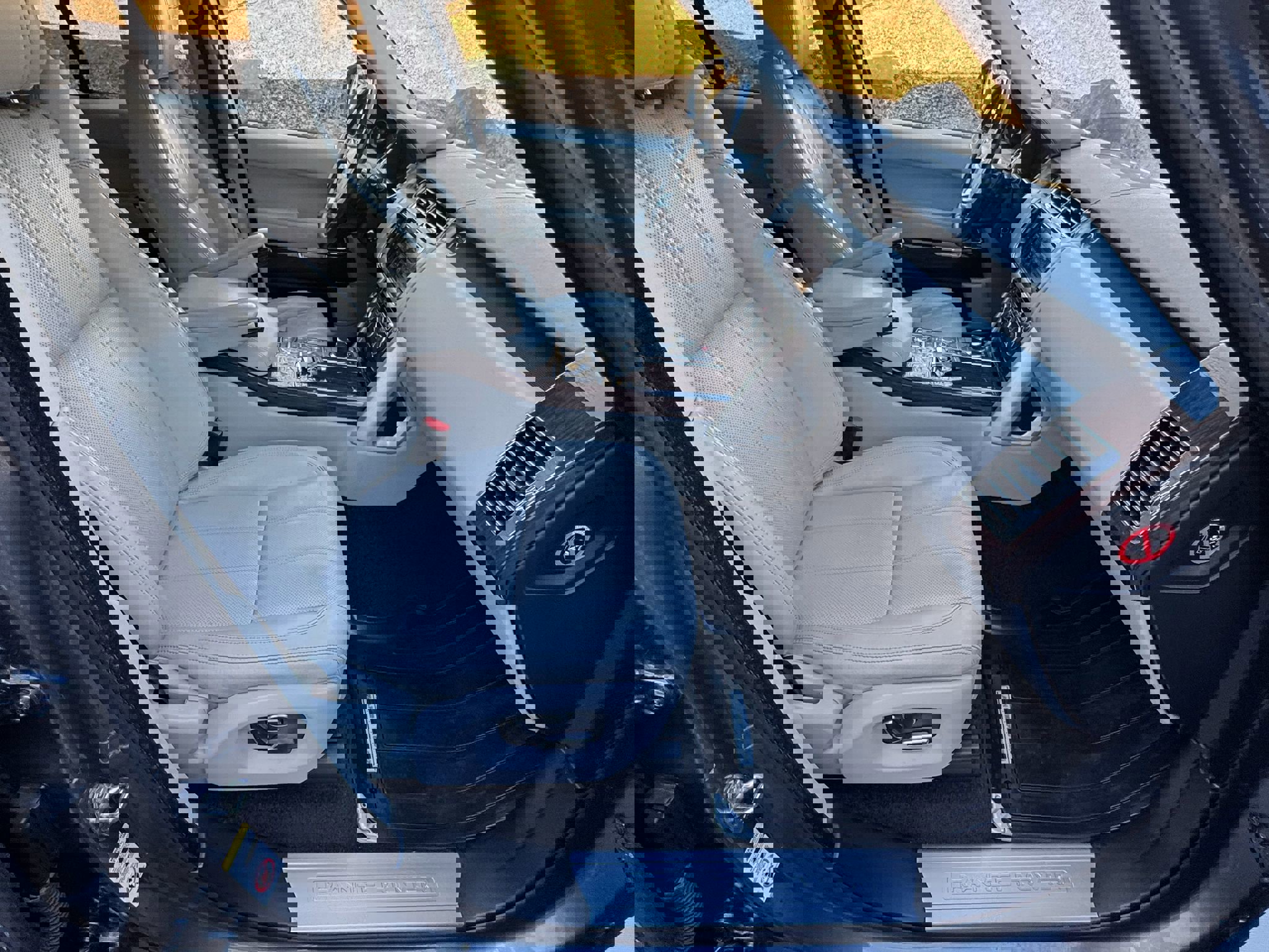 Used 2014 Land Rover Range Rover HSE image 32