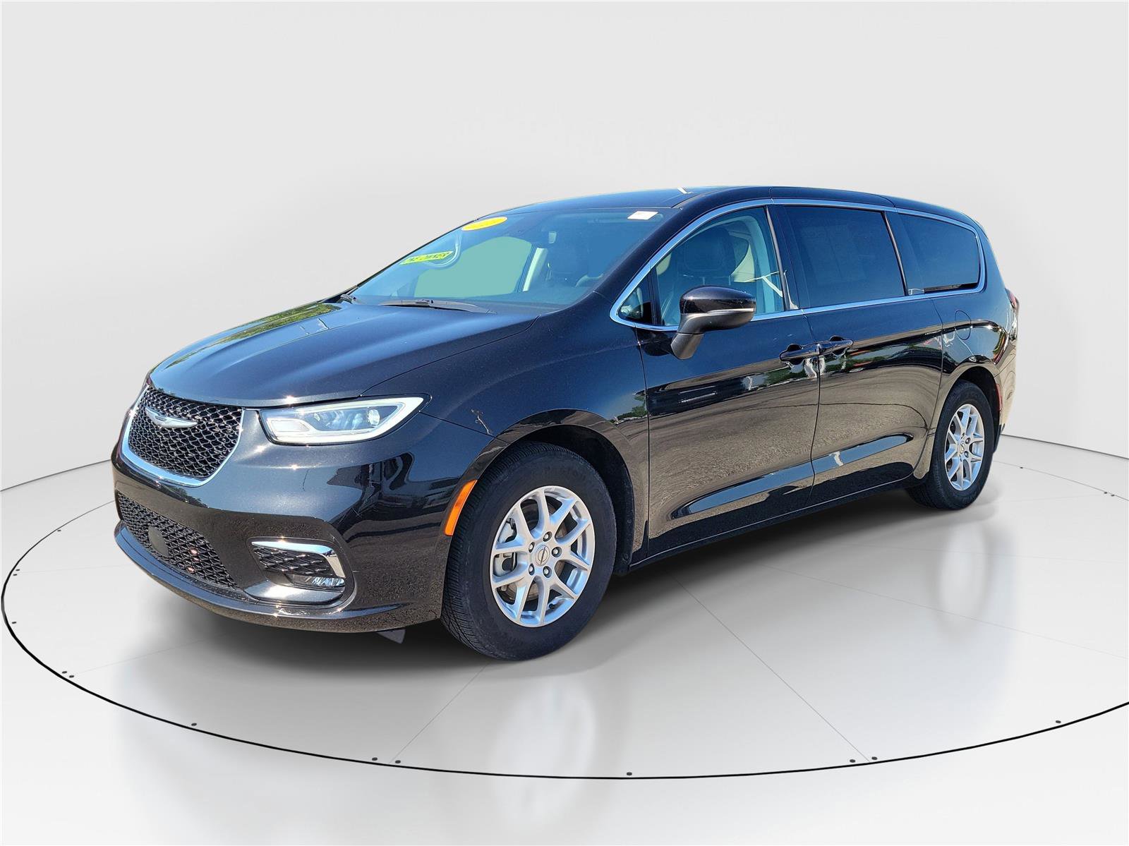 Used 2023 Chrysler Pacifica Touring-L FWD image 2