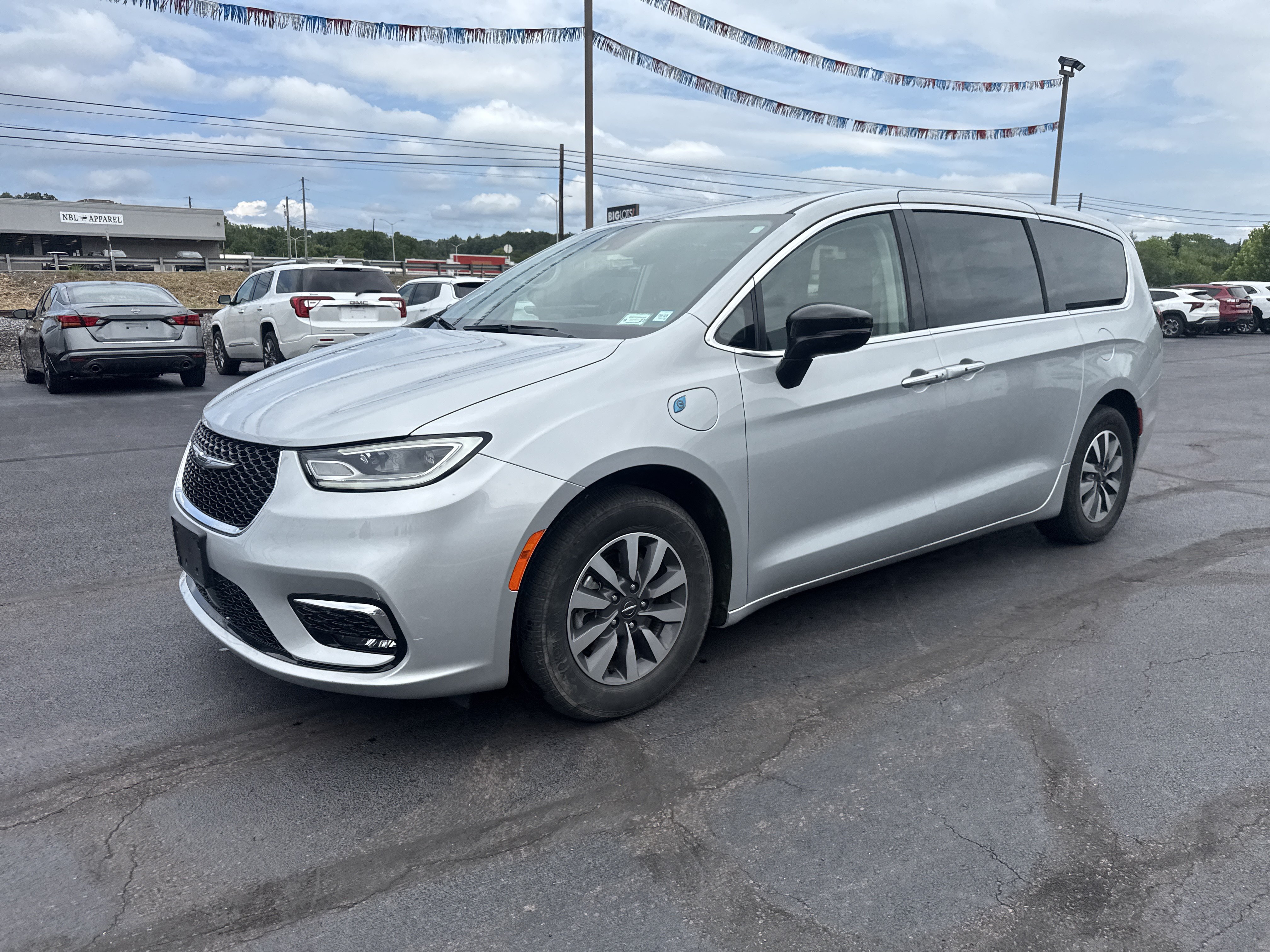 Used 2024 Chrysler Pacifica Limited FWD image 8