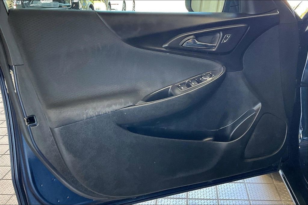 Used 2021 Chevrolet Malibu LT image 2