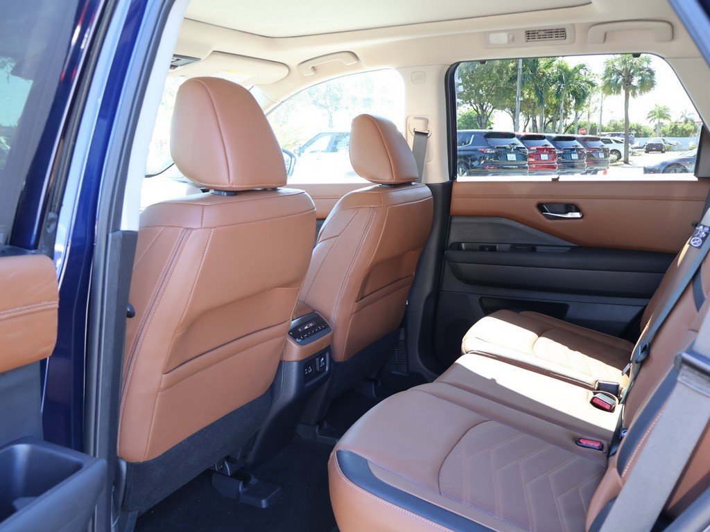 Used 2024 Nissan Pathfinder Platinum w/ Cargo Package image 39