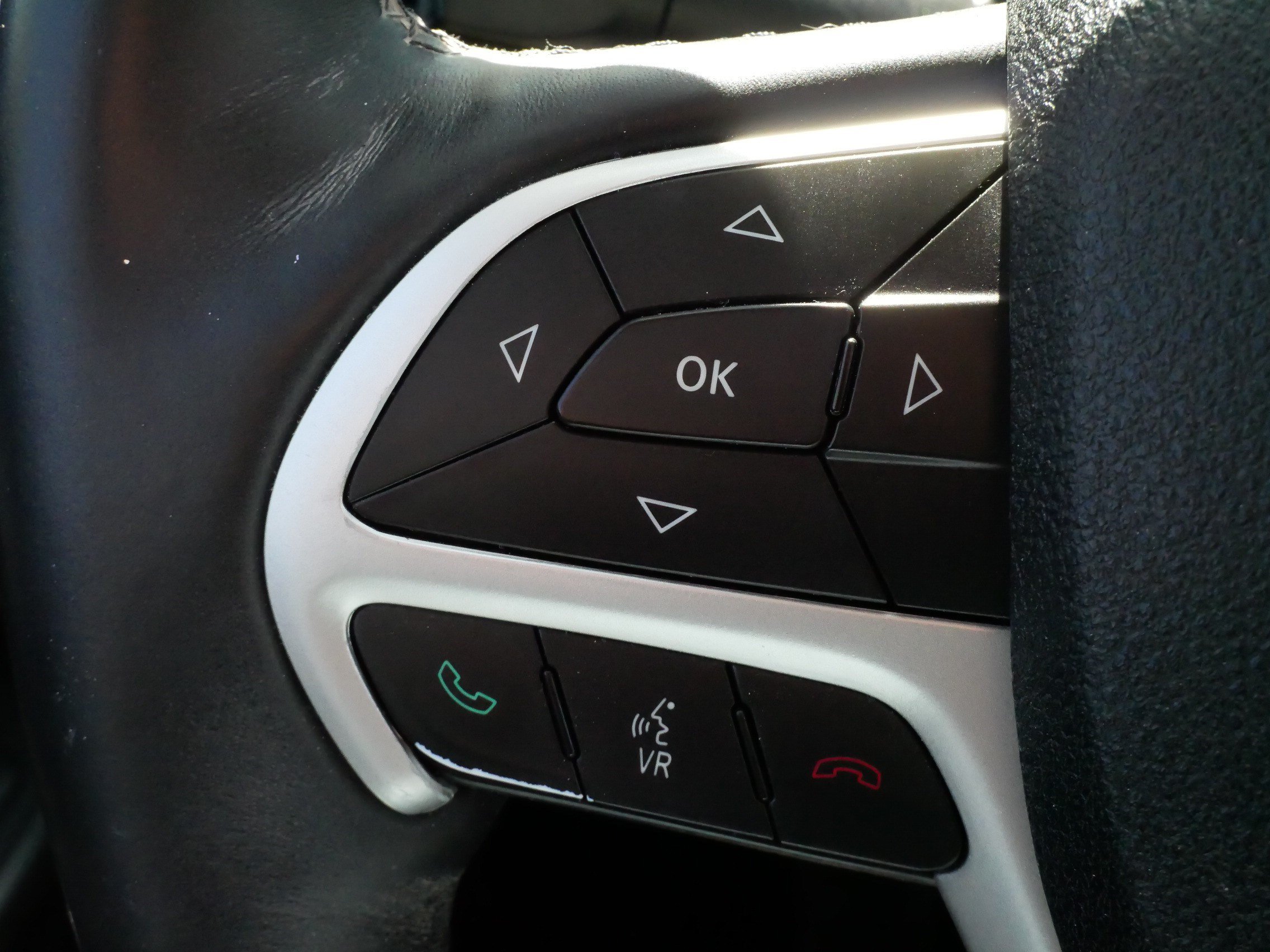Used 2015 Jeep Cherokee Limited w/ Luxury Group AWD/4WD image 26