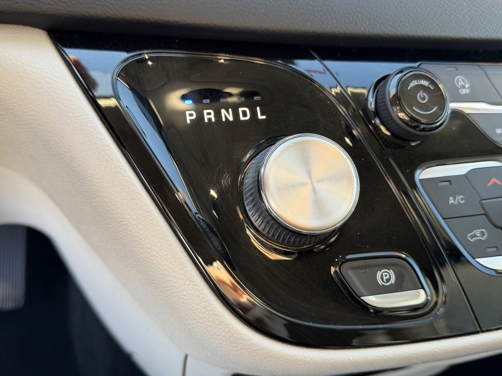 Used 2022 Chrysler Pacifica Touring-L image 22