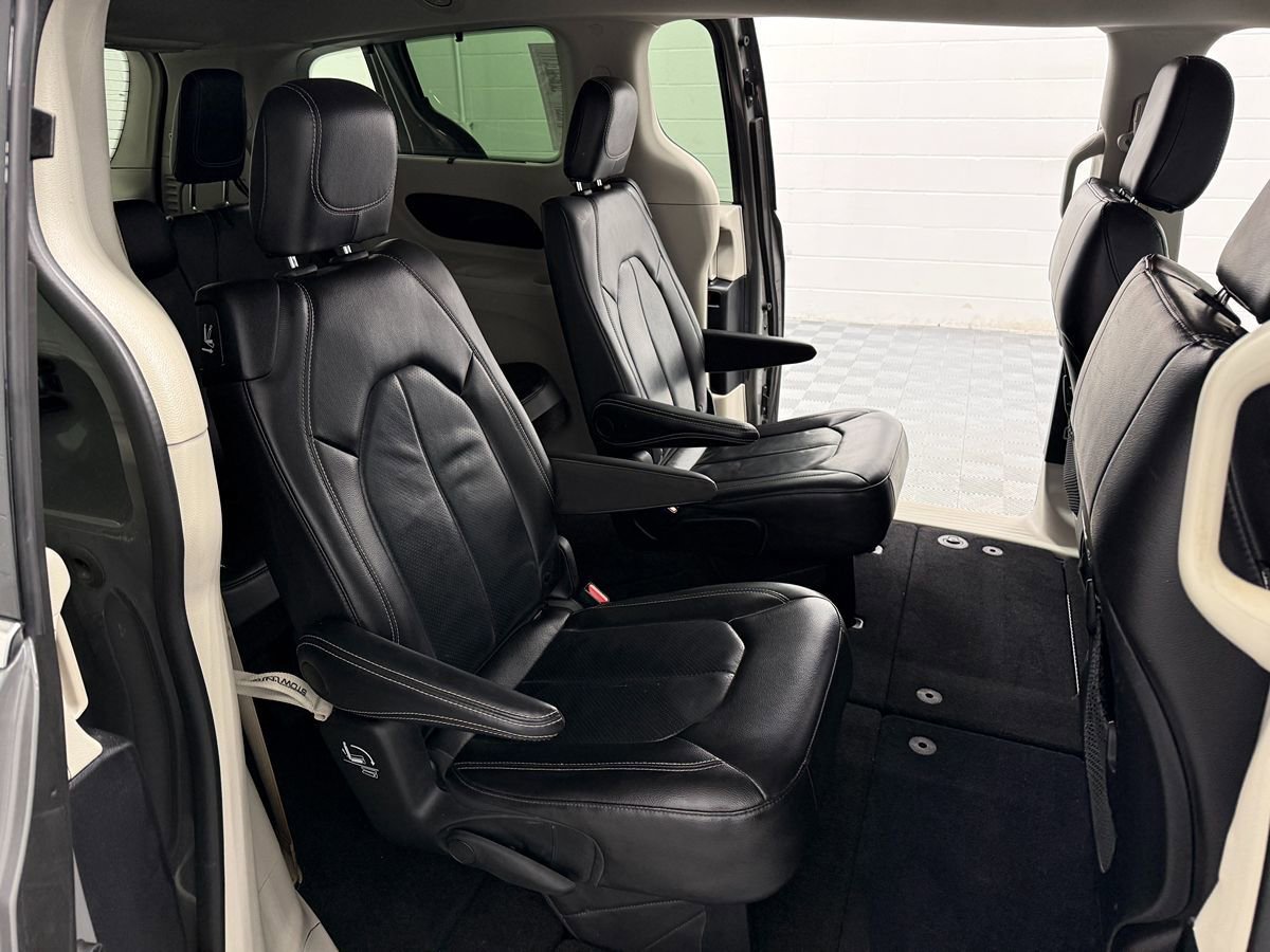 Used 2022 Chrysler Pacifica Touring-L image 12