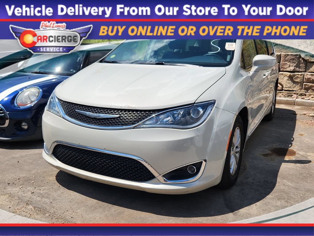 Used 2017 Chrysler Pacifica Touring-L FWD image 1