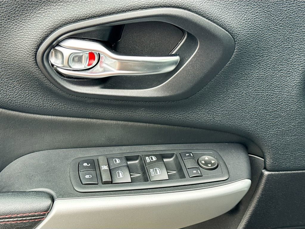 Used 2017 Jeep Cherokee Trailhawk w/ Comfort/Convenience Group image 22