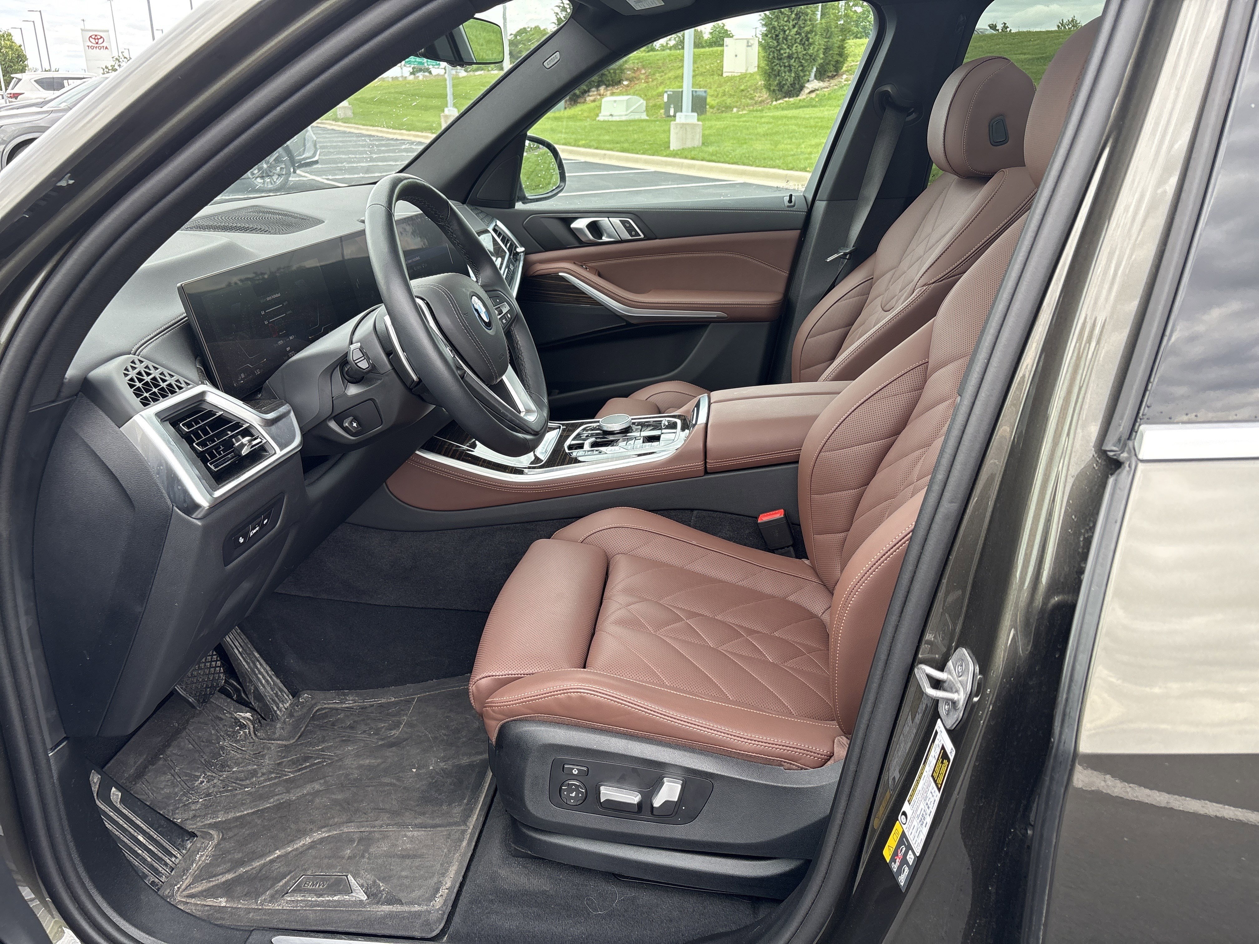 Used 2025 BMW X5 xDrive50e w/ Parking Assistance Package AWD/4WD image 25