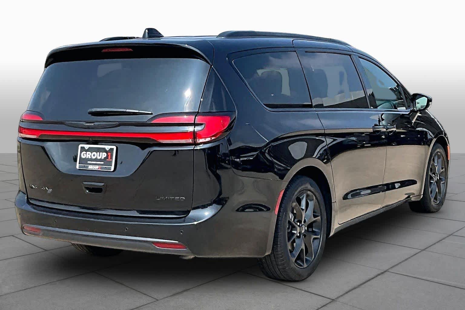 Used 2025 Chrysler Pacifica Limited FWD image 12